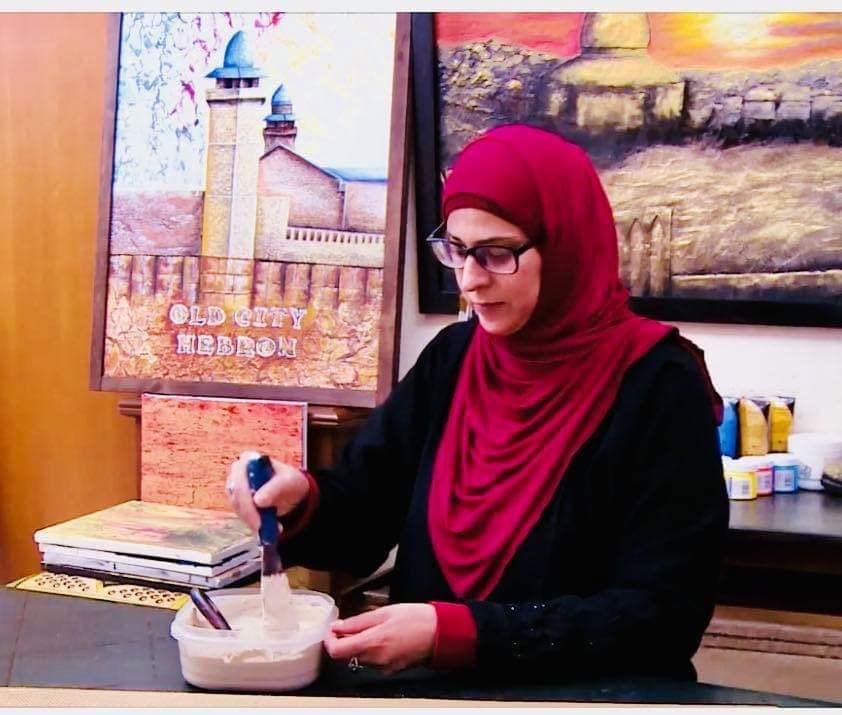 الفنانة التشكيلية وفاء الأدهمي