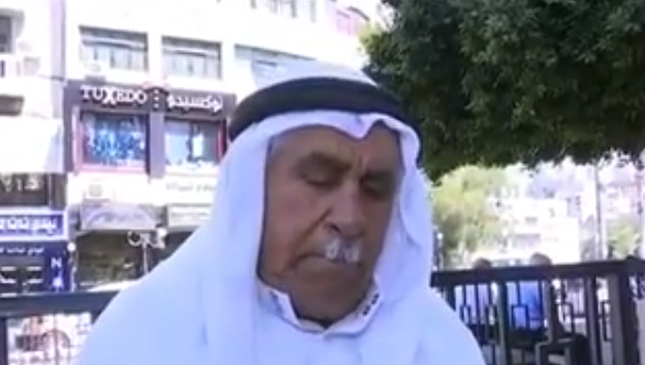 اب فلسطيني يرعي بنته المعاقه حتي التخرج