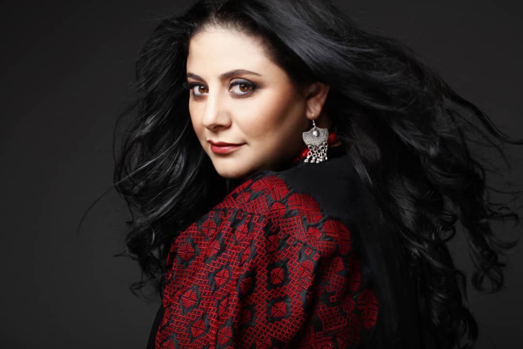 الفنانة سناء موسى تبدع فنيا ً وأكاديمياً