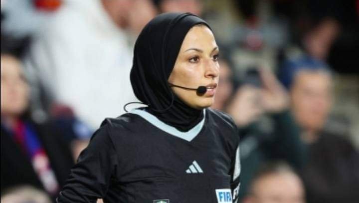 فلسطينية تصنع التاريخ كأول حكمة محجبة في كأس العالم للسيدات
