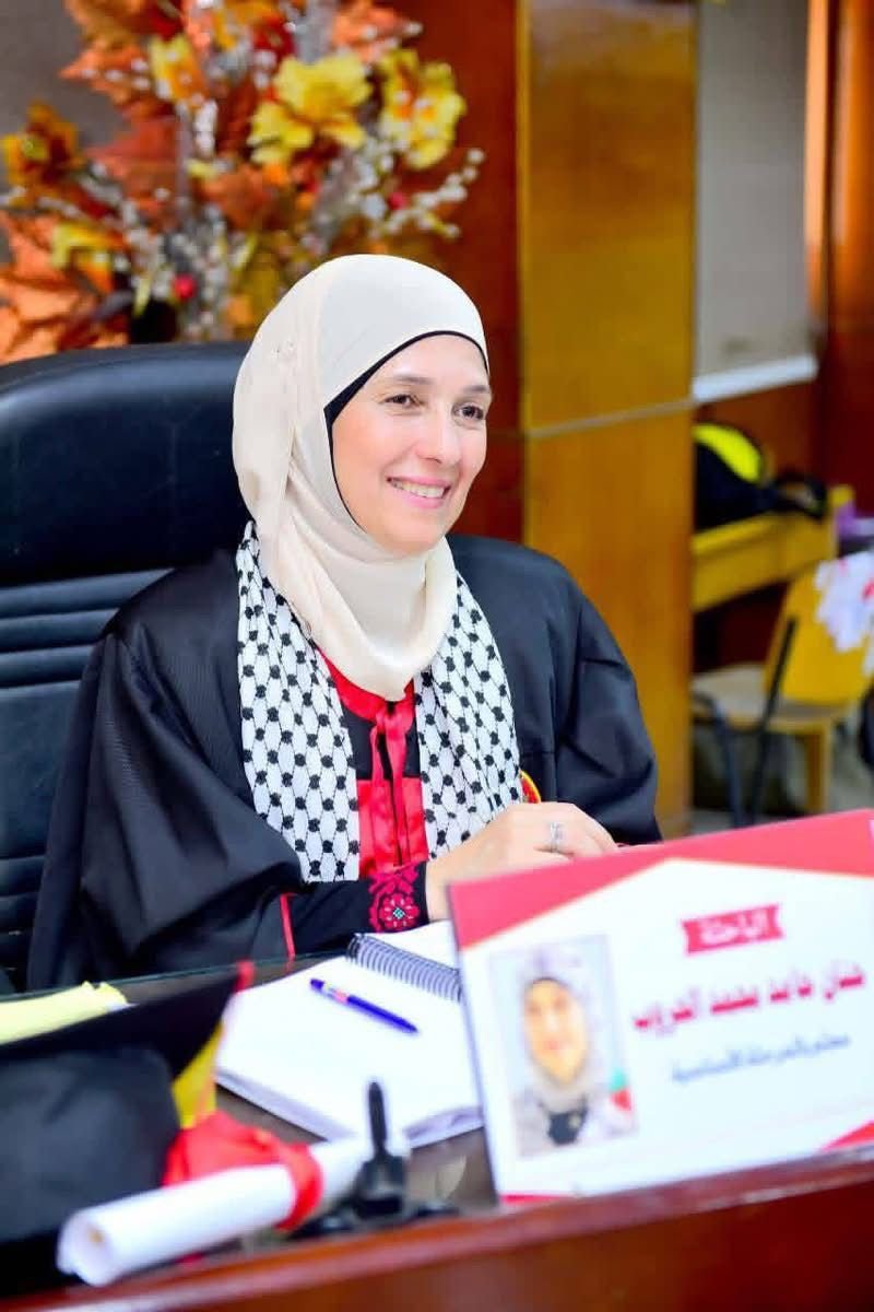 المعلمة الفلسطينية "حنان الحروب"تنال درجة الدكتوراة في "الإدارة التربوية"