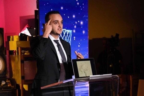 مخترع نظارات تحليل شبكية العين لصحة الدماغ