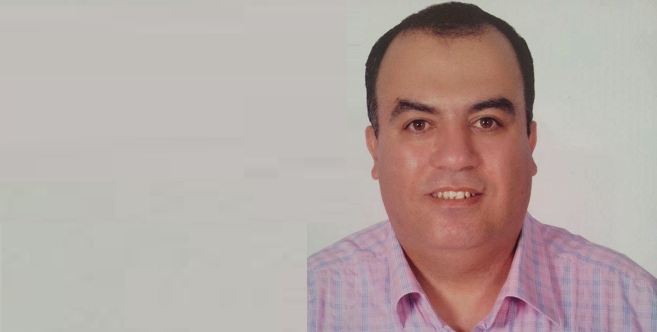 كاتب وشاعر وأستاذ جامعي فلسطيني